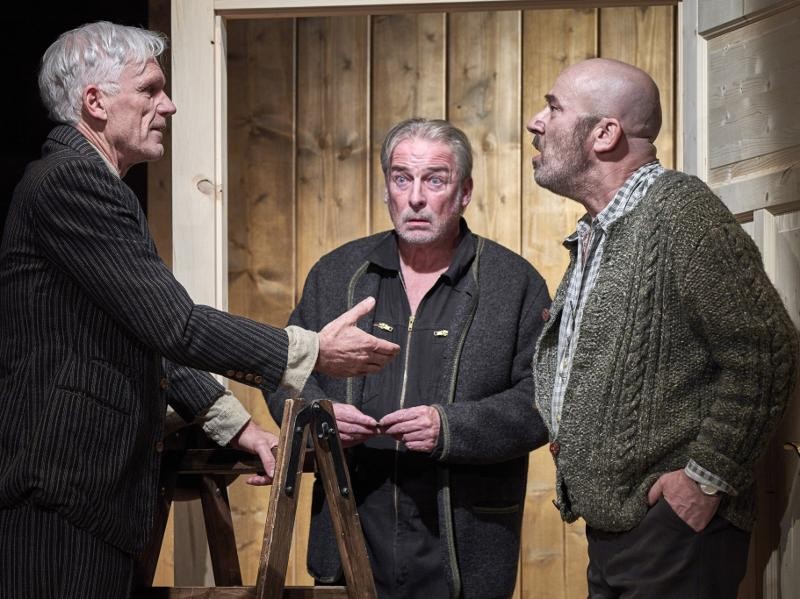 Drei Schauspieler vom Theater Lindenhof in einer Bauernstube